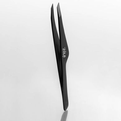 Пинцет Zola профессиональный для бровей скошенный премиум серия Black в интернет магазине Beauty Hunter