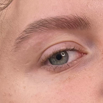 Zadbane brwi o naturalnym efekcie dzięki korekcie strukturalnej i koloryzacji w sklepie internetowym Beauty Hunter